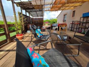 patio z 2 krzesłami i pergolą w obiekcie Le Cosy Occitan villa chaleureuse indépendante baignoire terrasse jardin w Carcassonne