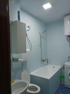 y baño con aseo, lavabo y bañera. en Divine Apartment, en Plužine