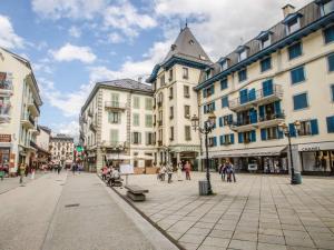 eine Stadtstraße mit Gebäuden und Menschen, die herumlaufen in der Unterkunft Appartement Chamonix-Mont-Blanc, 2 pièces, 4 personnes - FR-1-343-165 in Chamonix-Mont-Blanc