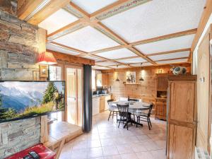 eine Küche und ein Esszimmer mit einem Tisch und einem TV in der Unterkunft Appartement Chamonix-Mont-Blanc, 3 pièces, 4 personnes - FR-1-343-167 in Chamonix-Mont-Blanc