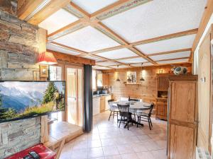 Televízia a/alebo spoločenská miestnosť v ubytovaní Charmant duplex avec jardin, 4 pers, Chamonix, animaux OK, parking, WIFI, à 5 min du centre - FR-1-343-167