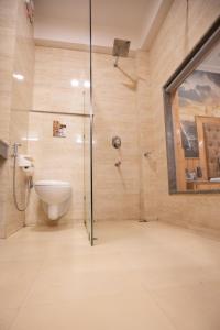 W łazience znajduje się toaleta i przeszklony prysznic. w obiekcie Hotel Old Smugglers with Balcony mountain view(A/C hot and Cold) w mieście Manāli