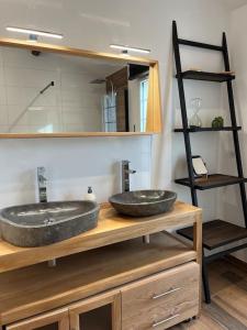 - une salle de bains avec deux lavabos sur un comptoir en bois dans l'établissement Villa Les Folies - magnifique jardin avec piscine, au Beausset