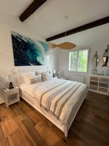 - une chambre avec un grand lit orné d'une peinture murale dans l'établissement Villa Les Folies - magnifique jardin avec piscine, au Beausset