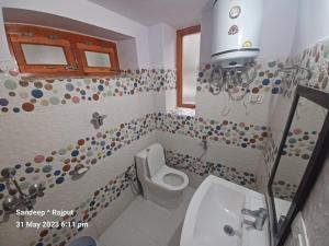 La salle de bains est pourvue de toilettes et d'un lavabo. dans l'établissement Sukoon Turtuk Home Stay, à Turtok