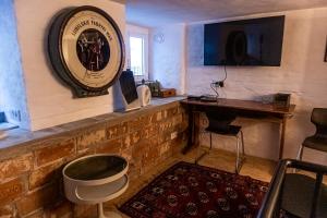 Televízia a/alebo spoločenská miestnosť v ubytovaní Apartament przy Katedrze + 37 fotografií