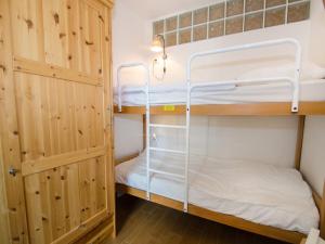 シャモニー・モンブランにあるStudio Chamonix-Mont-Blanc, 1 pièce, 4 personnes - FR-1-343-235の二段ベッド2台とキャビネット付きの二段ベッドルーム1室があります。