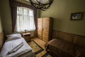 um quarto com 2 camas e uma janela em Zsitfapusztai Vadászház em Vizvár