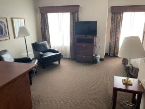 TV a/nebo společenská místnost v ubytování River Hills Hotel- Mankato