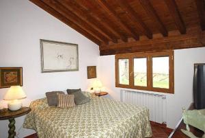 a bedroom with a bed and a window at Villa Paola in Arezzo +34 photos