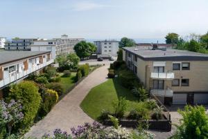 een appartementencomplex met een tuin en gebouwen bij Haus Hasenkamp 26 Koje 3 in Grömitz