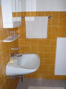 ein Bad mit einem Waschbecken und einem Handtuch in der Unterkunft Paul's Home in Klagenfurt am Wörthersee