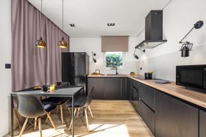 Кухня или мини-кухня в Villa Aida - 4 bedroom luxury villa with large private pool 4K projector and Jacuzzi
