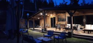 Bazén v ubytování Les Chalets Du Goulet nebo v jeho okolí