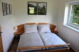 Postel nebo postele na pokoji v ubytování Ferienwohnung am Einödhof