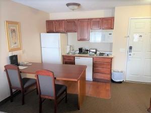 Kuchyň nebo kuchyňský kout v ubytování River Hills Hotel- Mankato