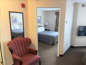 Postel nebo postele na pokoji v ubytování River Hills Hotel- Mankato
