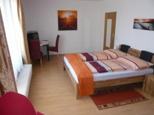 a bedroom with a bed and a desk in a room at Paul's Home in Klagenfurt