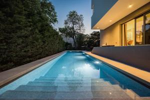 basen na podwórku domu w obiekcie Villa Aida - 4 bedroom luxury villa with large private pool 4K projector and Jacuzzi w Puli