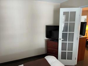 TV a/nebo společenská místnost v ubytování River Hills Hotel- Mankato