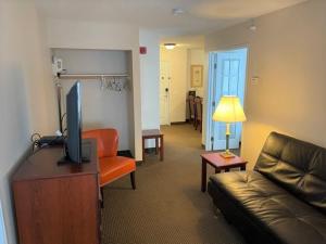 TV a/nebo společenská místnost v ubytování River Hills Hotel- Mankato