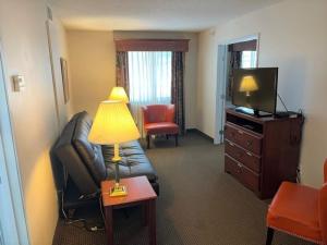 TV a/nebo společenská místnost v ubytování River Hills Hotel- Mankato