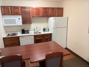 Kuchyň nebo kuchyňský kout v ubytování River Hills Hotel- Mankato