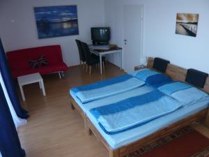 sypialnia z łóżkiem, biurkiem i krzesłem w obiekcie Paul's Home w mieście Klagenfurt