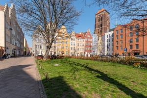 een park in het midden van een stad met gebouwen bij Downtown Apartments Old Town Długa Vintage in Gdańsk