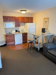 Kuchyň nebo kuchyňský kout v ubytování River Hills Hotel- Mankato
