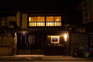 un edificio con una ventana al costado de él por la noche en 美都津山庵別邸 Lb1 en Tuyama
