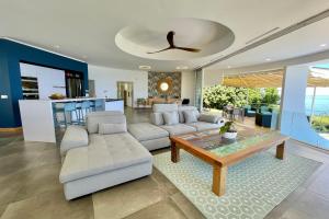 Posezení v ubytování Villa Menemene one of a kind place in Tahiti