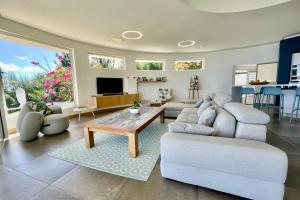 TV a/nebo společenská místnost v ubytování Villa Menemene one of a kind place in Tahiti + 37 fotografií