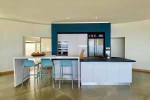 Kuchyň nebo kuchyňský kout v ubytování Villa Menemene one of a kind place in Tahiti