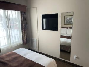 Postel nebo postele na pokoji v ubytování River Hills Hotel- Mankato