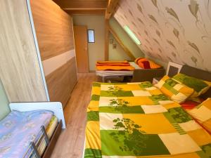 Postel nebo postele na pokoji v ubytování Ferienwohnung zwischen Wald und Strand + 6 fotografií