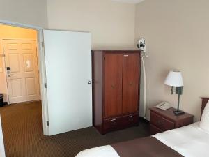 Postel nebo postele na pokoji v ubytování River Hills Hotel- Mankato
