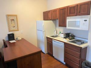 Kuchyň nebo kuchyňský kout v ubytování River Hills Hotel- Mankato