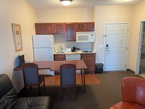 Kuchyň nebo kuchyňský kout v ubytování River Hills Hotel- Mankato