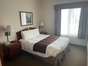 Postel nebo postele na pokoji v ubytování River Hills Hotel- Mankato
