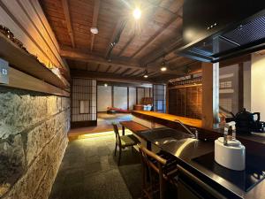 銅の夢 في Ōmama: مطبخ مع حوض و كونتر توب