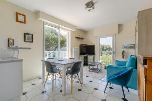 a kitchen and living room with a table and chairs at L'Hollywood Zen in Saint-Jean-de-Monts