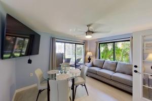 Una sala de estar con un sofá, una mesa y sillas. en Bonita Beach River House, en Bonita Springs