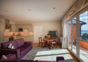 een woonkamer met een paarse bank en een tafel bij Kilmorie Lodge in Torquay
