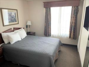 Postel nebo postele na pokoji v ubytování River Hills Hotel- Mankato