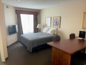 TV a/nebo společenská místnost v ubytování River Hills Hotel- Mankato + 34 fotografií