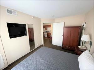 TV a/nebo společenská místnost v ubytování River Hills Hotel- Mankato