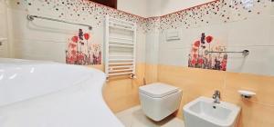 La salle de bains est pourvue de toilettes blanches et d'un lavabo. dans l'établissement Grillo Superior Apartments, à Capo Vaticano