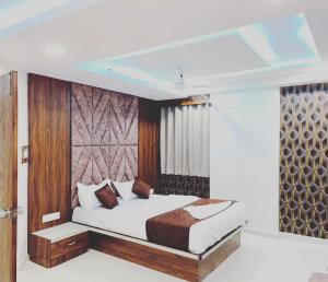 Una cama o camas en una habitación de hotel sai villa