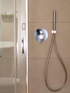 una ducha con una manguera pegada a la pared en Dimora NiLu' en Margherita di Savoia